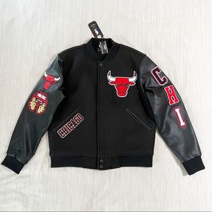 Pro Standard Mens NBA Six Time Nba Finals Chicago Bulls Logo Varsity Jacket